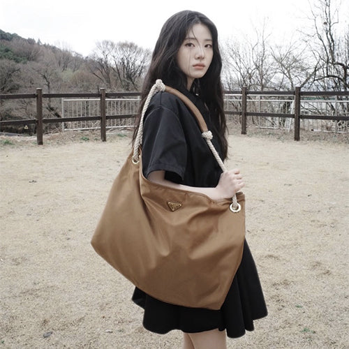 프라다 마리너 리나일론 라지 숄더백 브라운 (김나영,신시아,사나 착용 )