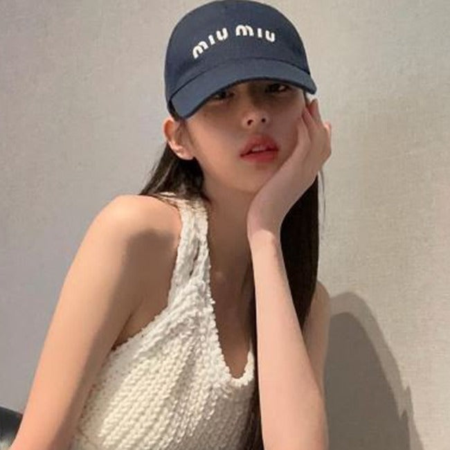 (국내배송, 당일출고) 미우미우 로고 자수 볼캡 (장원영 착용)